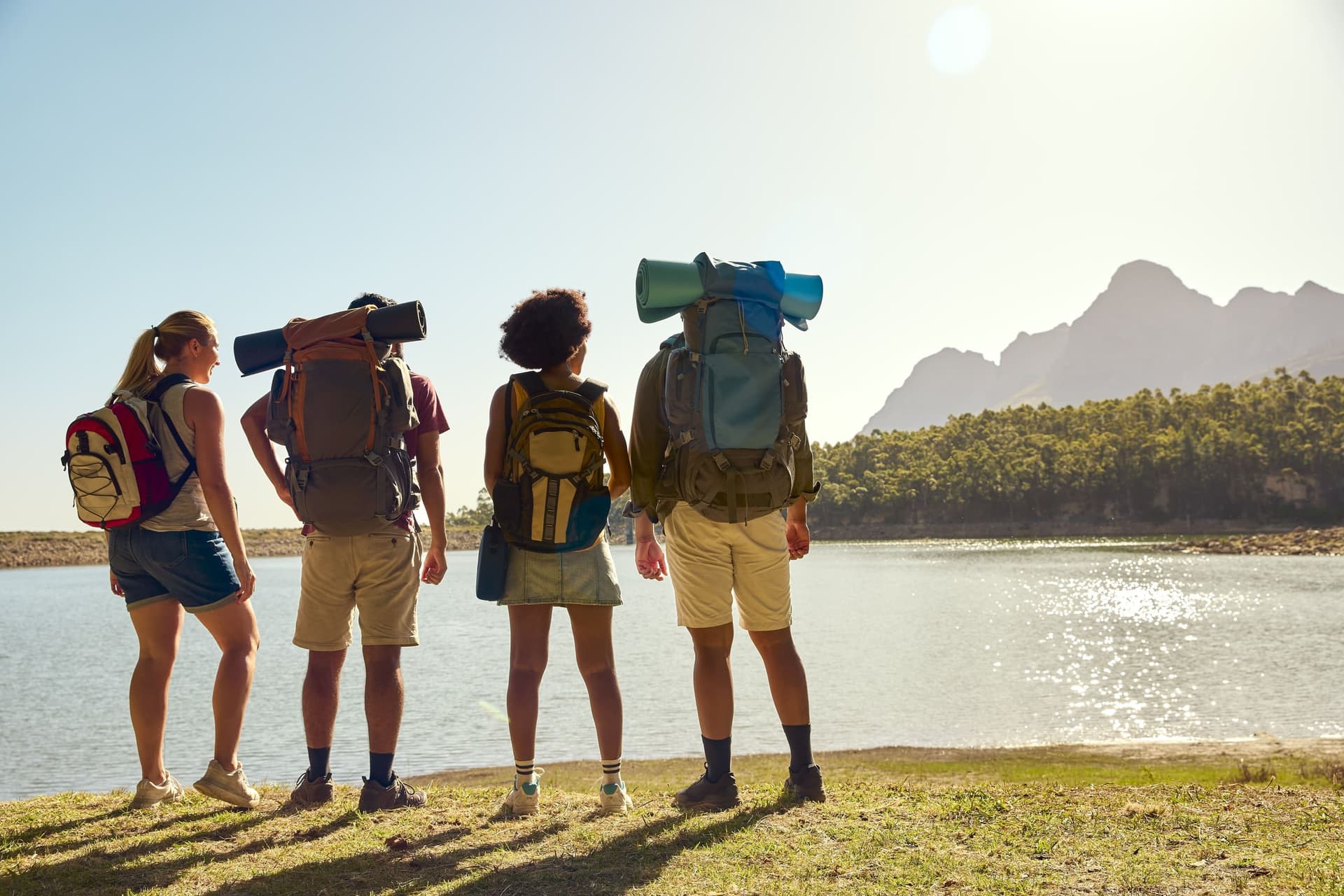 Groupe de voyageurs avec sacs à dos contemplant un paysage